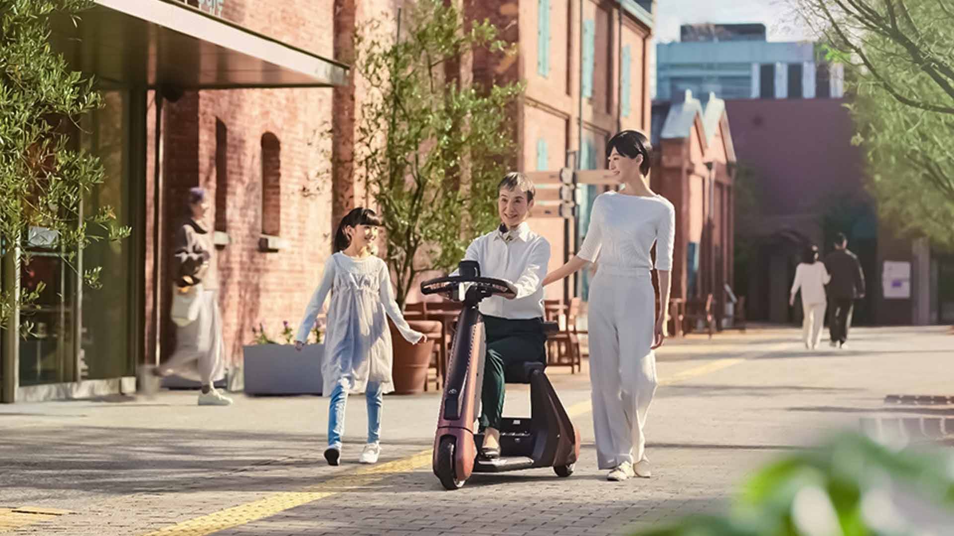 Toyota debuts C+walk S for increased safety and mobility for all